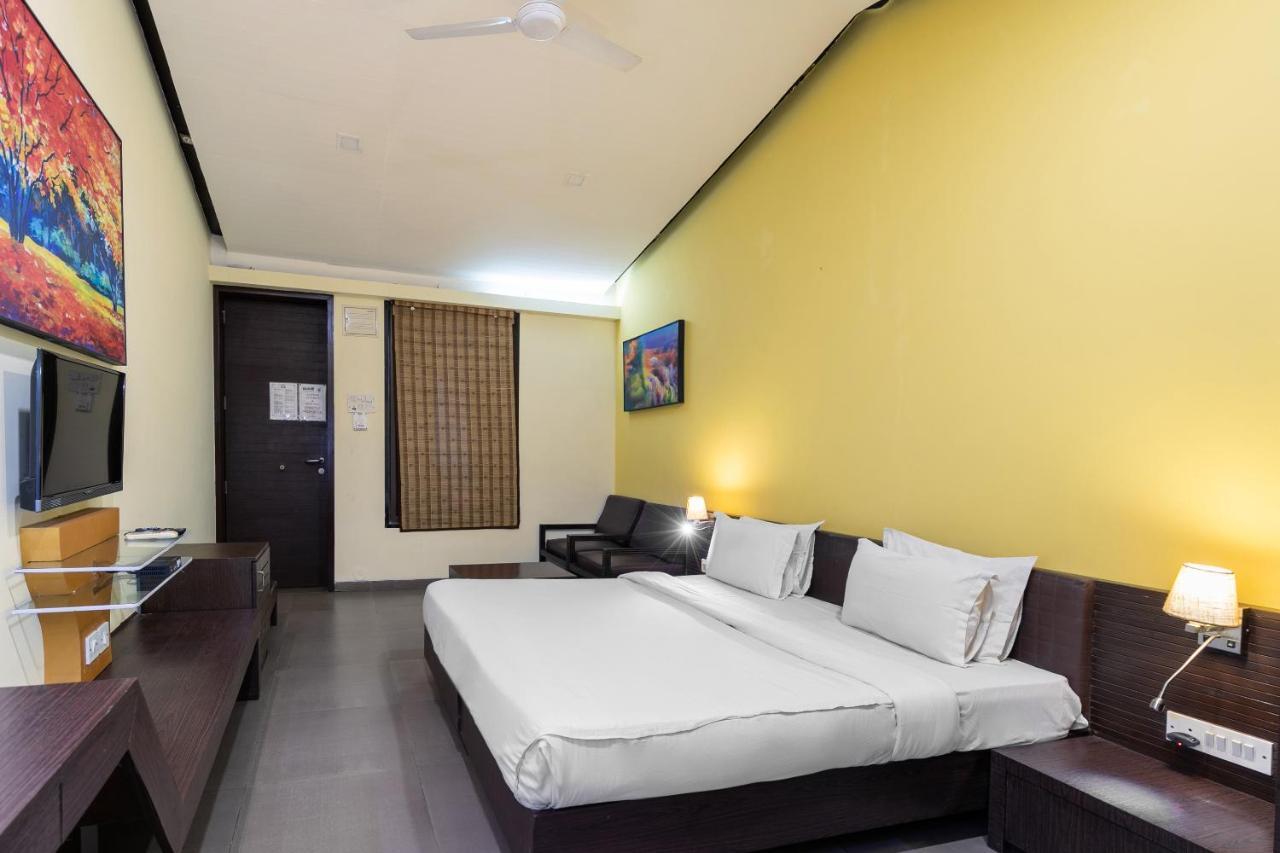 Capital O 47539Capital O Umbergaon Club Hotell Umargām Exteriör bild